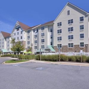 Hotel exterior and parking at Towneplace Suites By Marriott Arundel Mills.