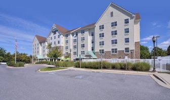 Hotel exterior and parking at Towneplace Suites By Marriott Arundel Mills.