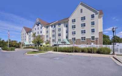 Hotel exterior and parking at Towneplace Suites By Marriott Arundel Mills.