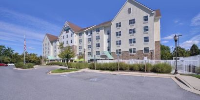 Hotel exterior and parking at Towneplace Suites By Marriott Arundel Mills.