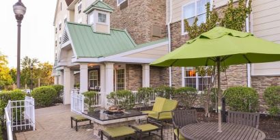 Outdoor terrace at Towneplace Suites By Marriott Arundel Mills.