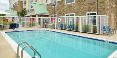 Outdoor seasonal pool at Towneplace Suites By Marriott Arundel Mills.
