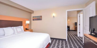 King bed with TV at Towneplace Suites By Marriott Arundel Mills.