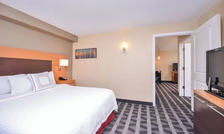 King bed with TV at Towneplace Suites By Marriott Arundel Mills.