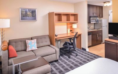 King room with lounge at Towneplace Suites By Marriott Arundel Mills.