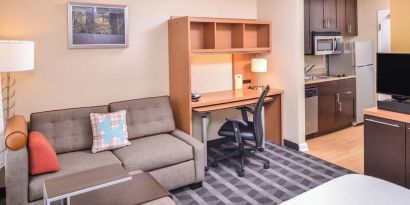King room with lounge at Towneplace Suites By Marriott Arundel Mills.