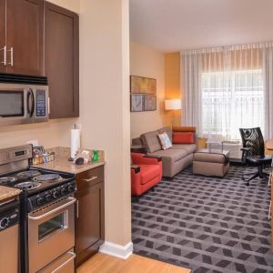 Day room with kitchen at Towneplace Suites By Marriott Arundel Mills.