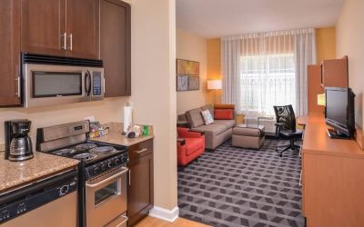 Day room with kitchen at Towneplace Suites By Marriott Arundel Mills.