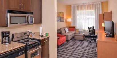 Day room with kitchen at Towneplace Suites By Marriott Arundel Mills.