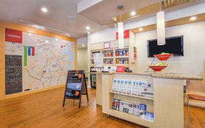 Hotel reception at Towneplace Suites By Marriott Arundel Mills.