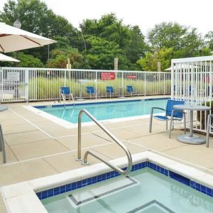 Hot tub and pool at Towneplace Suites By Marriott Arundel Mills.