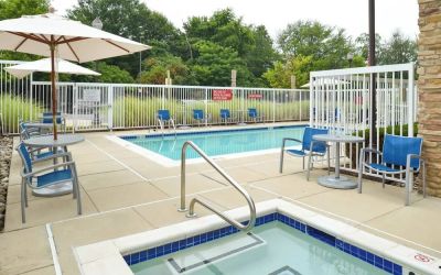 Hot tub and pool at Towneplace Suites By Marriott Arundel Mills.