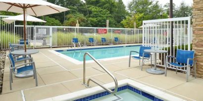 Hot tub and pool at Towneplace Suites By Marriott Arundel Mills.