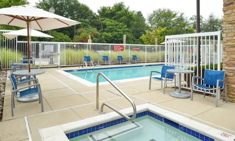 Hot tub and pool at Towneplace Suites By Marriott Arundel Mills.