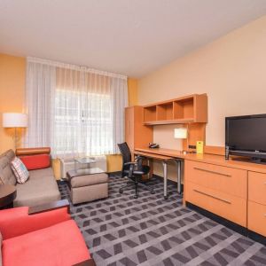 Lounge area and TV at Towneplace Suites By Marriott Arundel Mills.