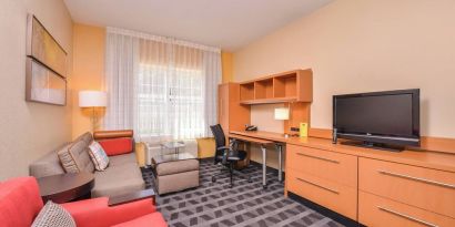 Lounge area and TV at Towneplace Suites By Marriott Arundel Mills.
