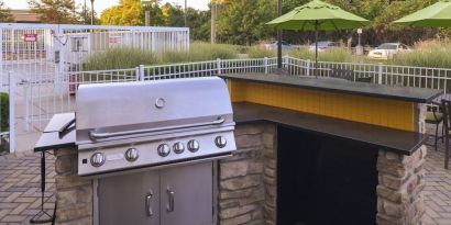 Barbeque area at Towneplace Suites By Marriott Arundel Mills.