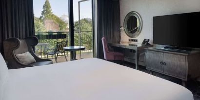 King room with natural light at Hilton London Syon Park.