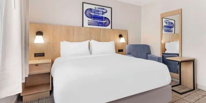 King bed at Sonesta Simply Suites Baltimore BWI Airport.