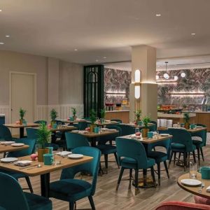 Dining area at Sonesta Miami Airport.