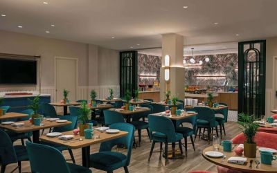 Dining area at Sonesta Miami Airport.
