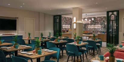 Dining area at Sonesta Miami Airport.