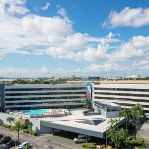 Exterior view of Sonesta Miami Airport and parking area. 