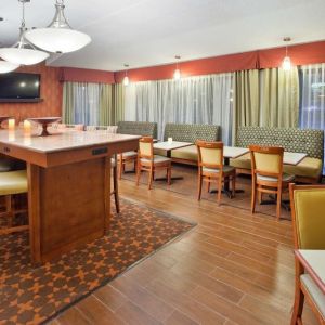 Dining area with comfortable seating, perfect for coworking at Hampton Inn Columbus-East.