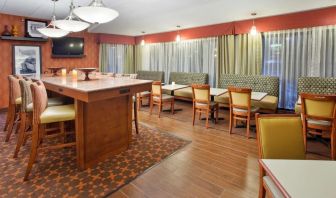 Dining area with comfortable seating, perfect for coworking at Hampton Inn Columbus-East.