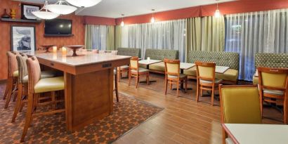 Dining area with comfortable seating, perfect for coworking at Hampton Inn Columbus-East.