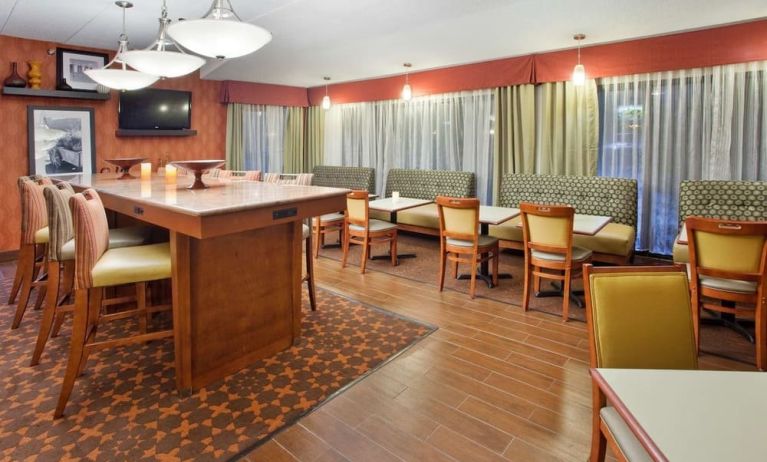 Dining area with comfortable seating, perfect for coworking at Hampton Inn Columbus-East.