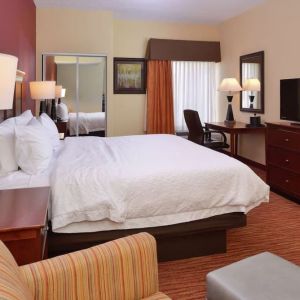 Standard day use room with work desk, TV screen, sofa and private bathroom at Hampton Inn Columbus-East.