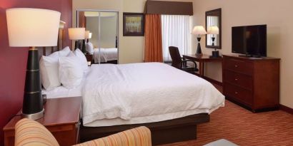 Standard day use room with work desk, TV screen, sofa and private bathroom at Hampton Inn Columbus-East.