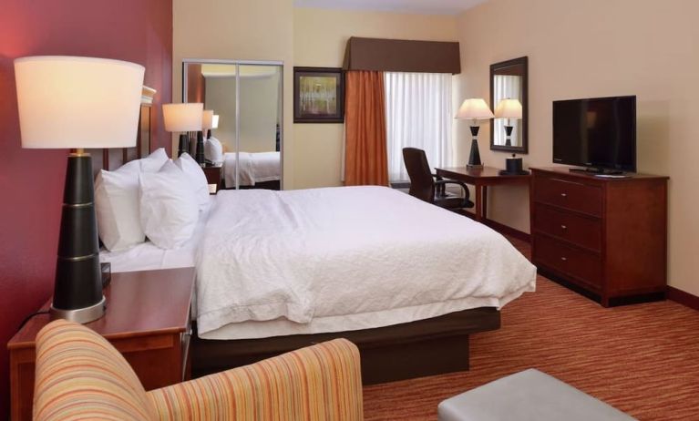 Standard day use room with work desk, TV screen, sofa and private bathroom at Hampton Inn Columbus-East.