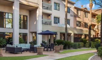Relaxing outdoor atmosphere ideal for coworking at Sonesta Select Phoenix Chandler.
