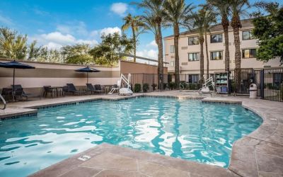 Stunning outdoor pool at Sonesta Select Phoenix Chandler.