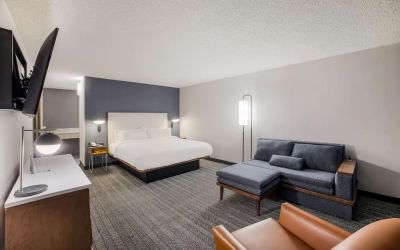 Day use room with sofa at Sonesta Select Phoenix Chandler.