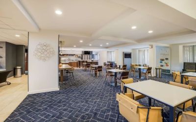 Dining area perfect for coworking at Sonesta Select Phoenix Chandler.