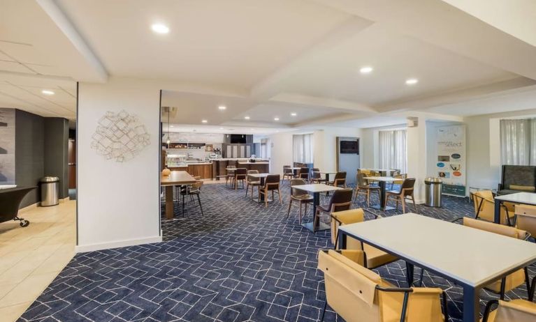Dining area perfect for coworking at Sonesta Select Phoenix Chandler.
