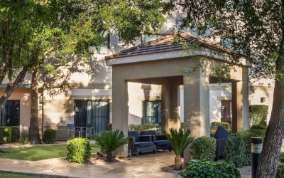 Relaxing outdoor atmosphere ideal for coworking at Sonesta Select Phoenix Chandler.