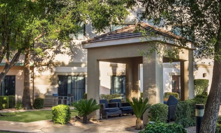 Relaxing outdoor atmosphere ideal for coworking at Sonesta Select Phoenix Chandler.