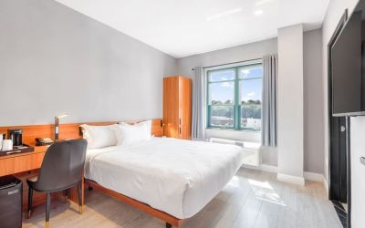 Day use room with work desk and natural light at Liberty View Brooklyn Hotel.