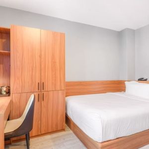 Day use room with work desk and natural light at Liberty View Brooklyn Hotel.