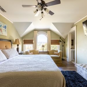 Day use room with natural light at Arroyo Vista Inn.