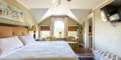 Day use room with natural light at Arroyo Vista Inn.
