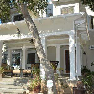 Patio with comfortable seats at Arroyo Vista Inn.