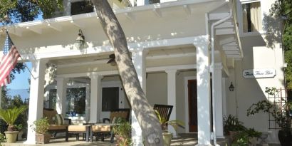 Patio with comfortable seats at Arroyo Vista Inn.