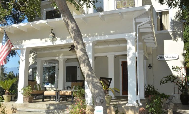 Patio with comfortable seats at Arroyo Vista Inn.