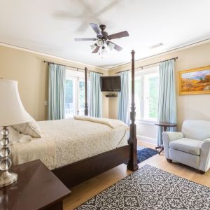Day use room with natural light at Arroyo Vista Inn.