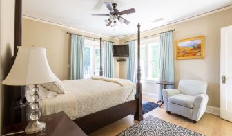 Day use room with natural light at Arroyo Vista Inn.